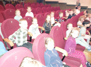 Przedstawienie teatralne w Teatrze Pinokio pt.: "Świnki 3".