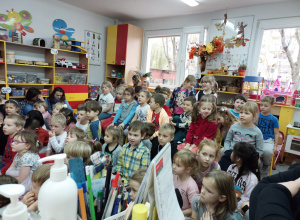 Przedstawienie teatralne pt.: „Misiowa draka o drogowych znakach”.