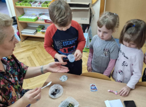 Zajęcia z bibliotekarką panią Katarzyna F. z Pedagogicznej Biblioteki Wojewódzkiej im. prof. T. Kotarbińskiego w Łodzi. Zajęcia edukacyjne "Żyj zdrowo na sportowo".