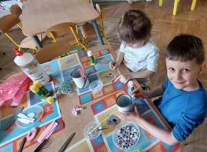 Wykonanie zadanie 14 z Ogólnopolskiego projektu edukacyjnego "Z darami natury świat nie jest ponury". Pusta puszka " - kreatywne wykorzystanie materiału.