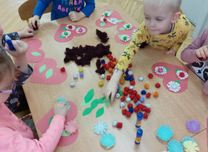 Zadanie nr 4 "Pomponowy zawrót głowy - prezent dla babci i dziadka" w ramach projektu edukacyjnego KREATYWNY PRZEDSZKOLAK - KREATYWNE DZIECKO.