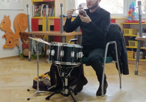 Mężczyzna gra na perkusji akustycznej