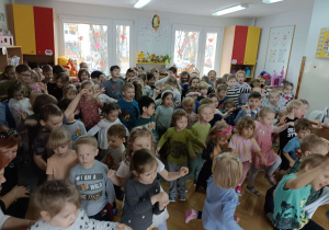 dzieci tańczą na środku klasy