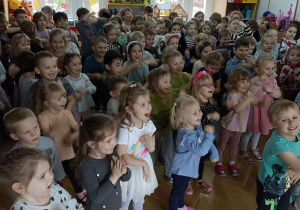 dzieci tańczą na środku klasy