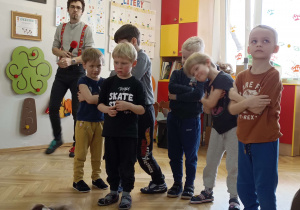 czwórka dzieci tańczy hip hop na środku sali