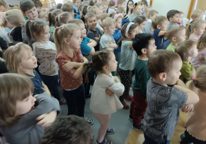 dzieci tańczą na środku sali