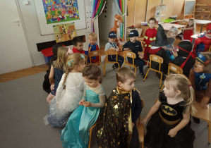 dzieci przebrane za bohaterów z bajek tańczą na dywanie
