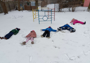 dzieci leżą na śniegu