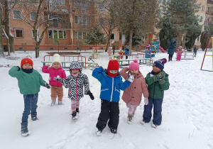 dzieci rzucają śnieżkami