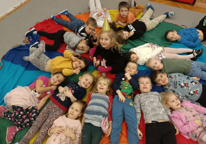 dzieci leżą na dywanie