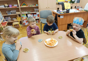 dzieci jedzą przy stoliku