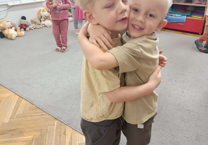 dwóch chłopców się przytula