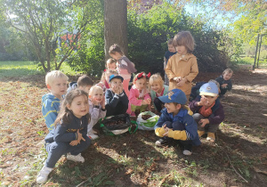 dzieci zbierają kasztany