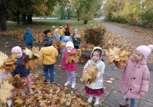 dzieci zbierają kolorowe liście