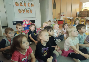 dzieci oglądają film o dyniach