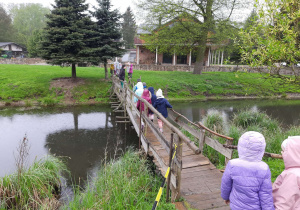 Dzieci przechodzą przez drewniany mostek