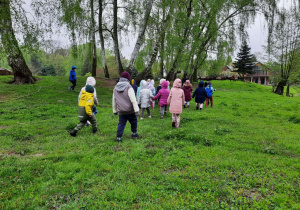 dzieci spacerują po lesie