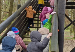 dzieci wchodzą po drewnianych schodach