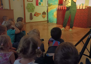 na scenie aktorka z lalką