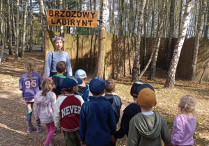 dzieci wchodzą do labiryntu brzozowego