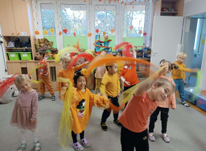 Sensoryczne zabawy kolorem pomarańczowym