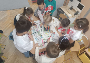 dzieci przy stoliku tworzą mapę Polski