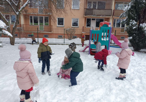 dzieci bawią się na śniegu