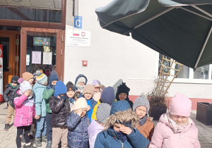 dzieci stoją przed teatrem Piccolo