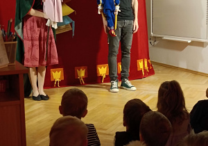 aktorzy z lalkami teatralnymi