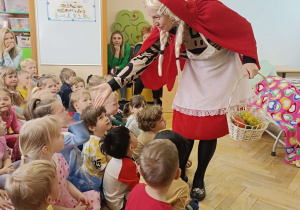 czerwony kapturek wita się z dziećmi