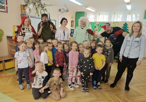 dzieci stoją przed aktorami z przedstawienia