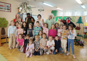 dzieci stoją przed aktorami z przedstawienia
