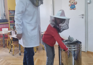 dziecko w kapeluszu ochronnym pszczelarskim