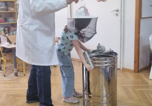 dziecko w kapeluszu ochronnym pszczelarskim