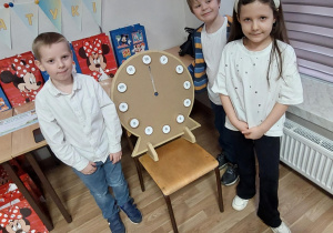 troje dzieci przed kołem