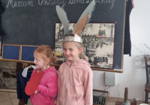 dziewczynka z oślimi uszami na głowie