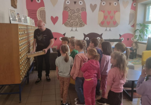 dzieci przed katalogami książek