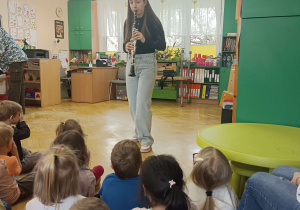 kobieta gra na klarnecie