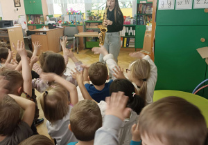 kobieta gra na klarnecie