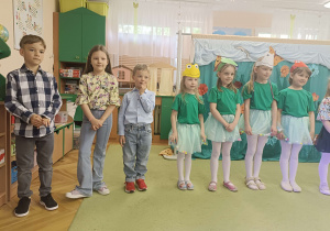 dzieci przebrane za żabki