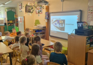 dzieci oglądają film o bezpieczeństwie na przejeździe kolejowym
