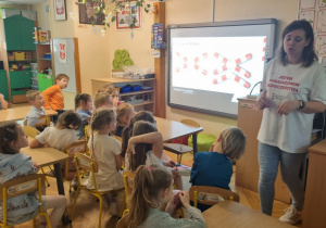 dzieci oglądają film o bezpieczeństwie na przejeździe kolejowym