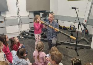 chłopiec gra na instrumencie