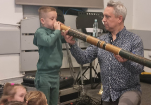 chłopiec gra na instrumencie