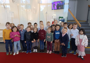 dzieci stoją przed witryną z maskami