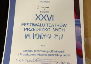 Na zdjęciu znajduje się dyplom za udział w Przeglądzie Teatrów Przedszkolnych im. Henryka Ryla w roku 2026